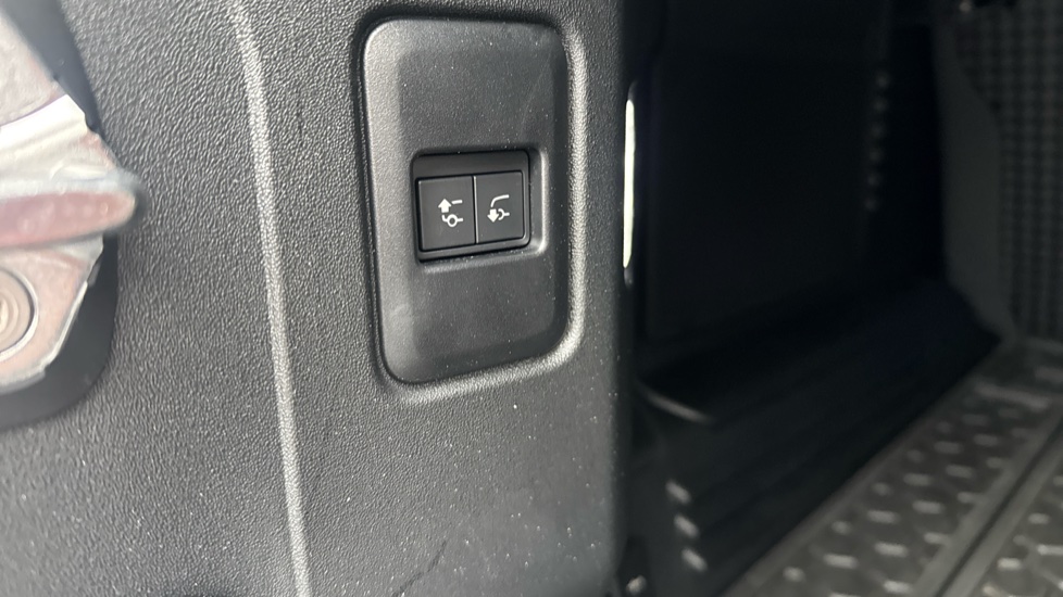 Land Rover Defender 3.0 D250 X-Dynamic HSE 110 5dr Auto Diesel Estate - Image 34