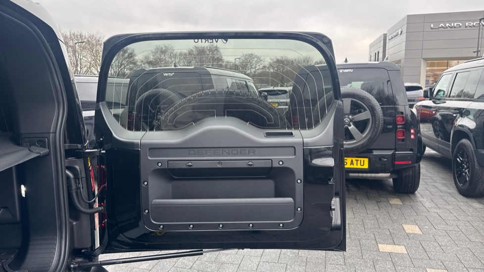 Land Rover Defender 3.0 D250 X-Dynamic HSE 110 5dr Auto Diesel Estate - Image 35