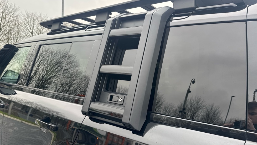 Land Rover Defender 3.0 D250 X-Dynamic HSE 110 5dr Auto Diesel Estate - Image 36