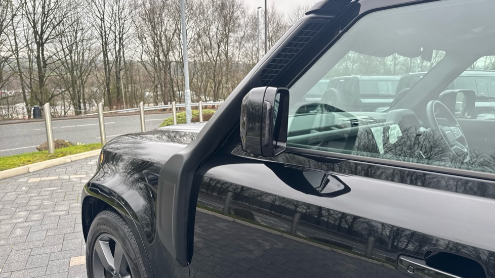 Land Rover Defender 3.0 D250 X-Dynamic HSE 110 5dr Auto Diesel Estate - Image 37