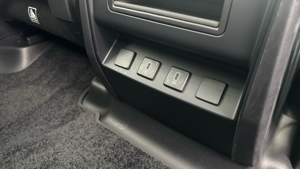 Land Rover Defender 3.0 D250 X-Dynamic HSE 110 5dr Auto Diesel Estate - Image 46