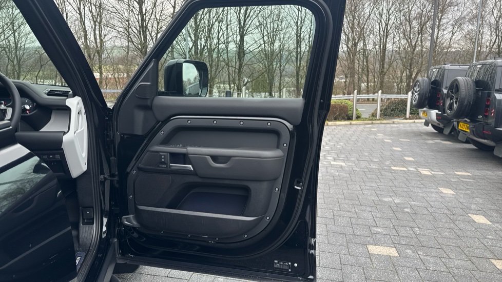 Land Rover Defender 3.0 D250 X-Dynamic HSE 110 5dr Auto Diesel Estate - Image 49