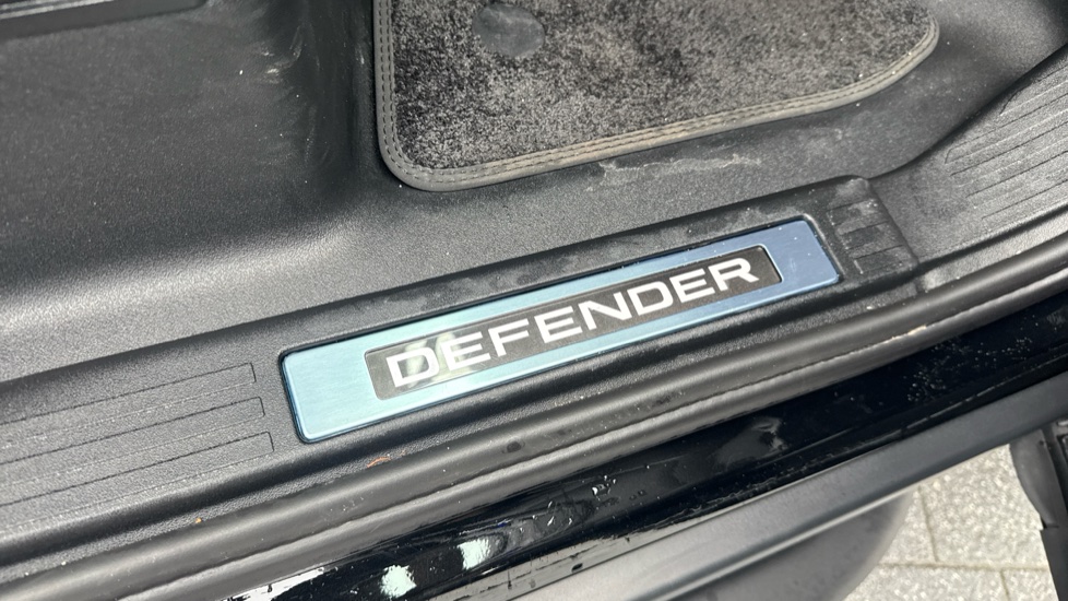 Land Rover Defender 3.0 D250 X-Dynamic HSE 110 5dr Auto Diesel Estate - Image 51