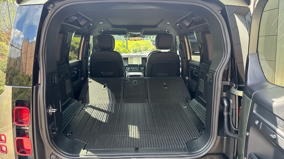 Land Rover Defender 3.0 D250 HSE 110 5dr Auto [6 Seat] Diesel Estate - Image 10