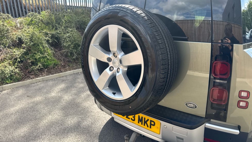 Land Rover Defender 3.0 D250 HSE 110 5dr Auto [6 Seat] Diesel Estate - Image 25