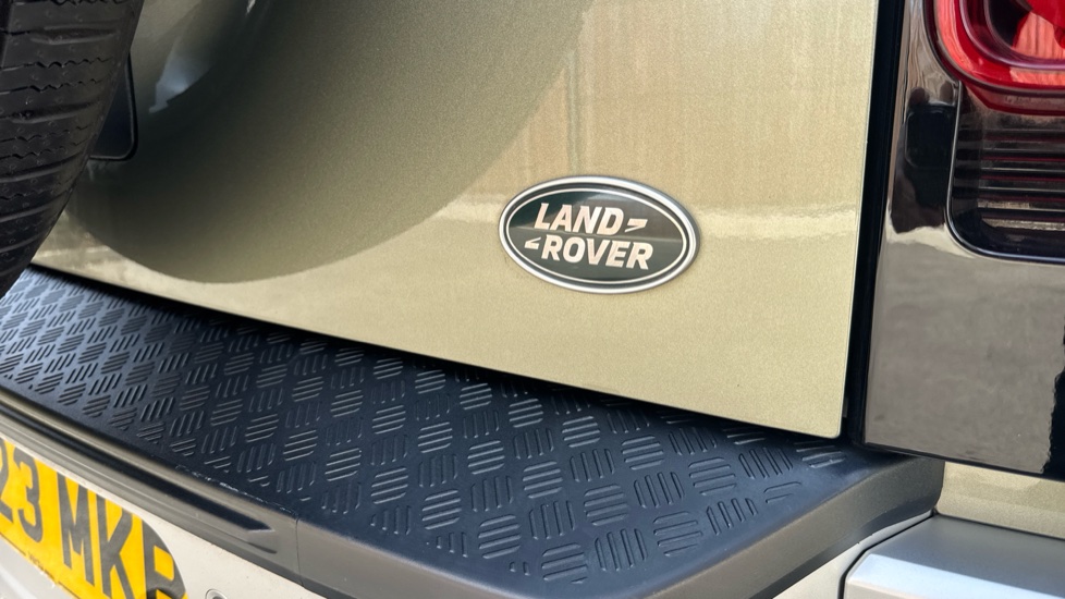Land Rover Defender 3.0 D250 HSE 110 5dr Auto [6 Seat] Diesel Estate - Image 26