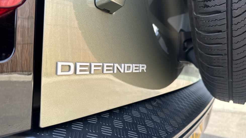 Land Rover Defender 3.0 D250 HSE 110 5dr Auto [6 Seat] Diesel Estate - Image 30