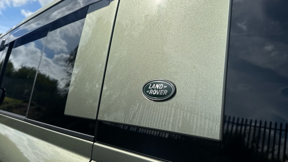 Land Rover Defender 3.0 D250 HSE 110 5dr Auto [6 Seat] Diesel Estate - Image 33