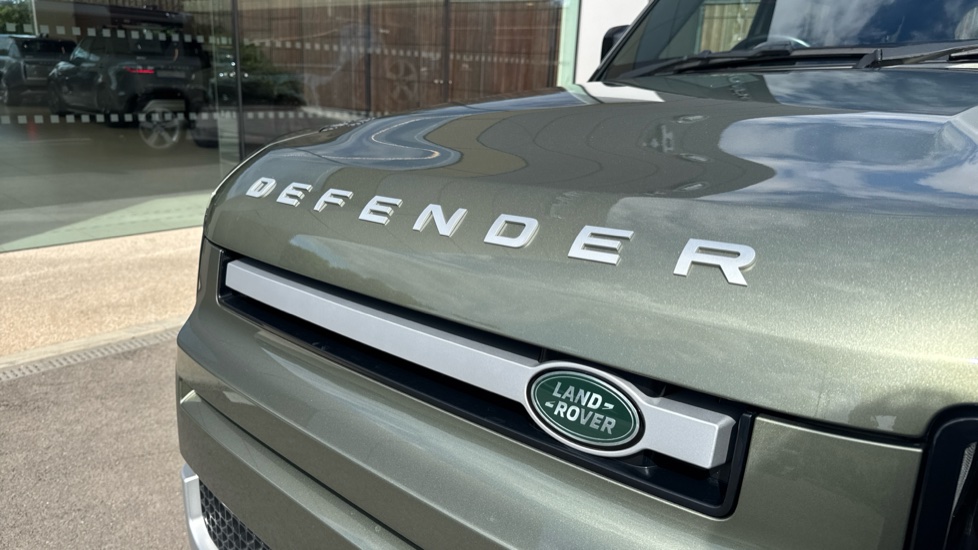Land Rover Defender 3.0 D250 HSE 110 5dr Auto [6 Seat] Diesel Estate - Image 38
