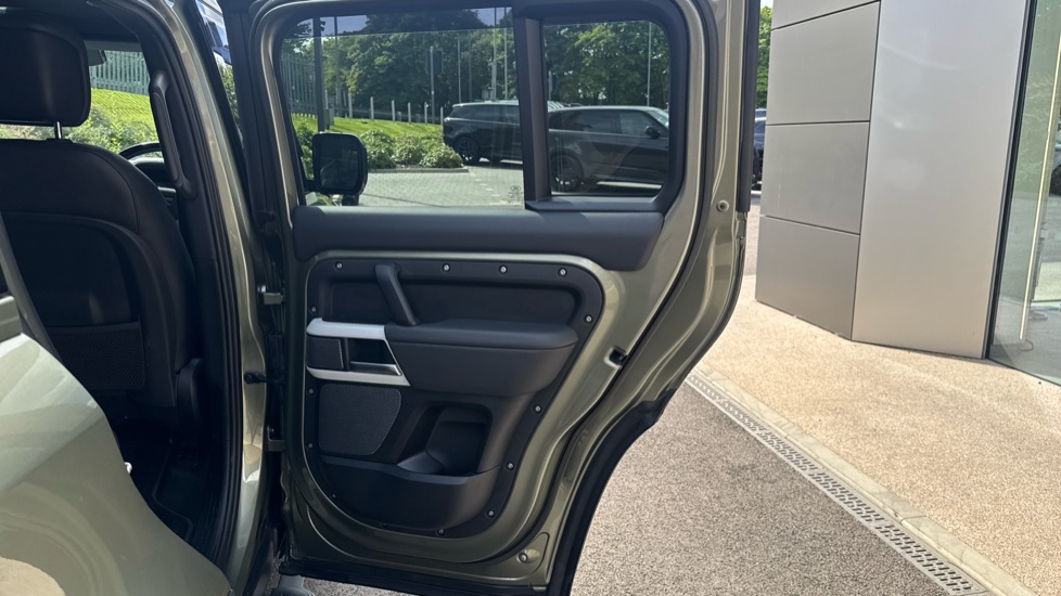 Land Rover Defender 3.0 D250 HSE 110 5dr Auto [6 Seat] Diesel Estate - Image 43