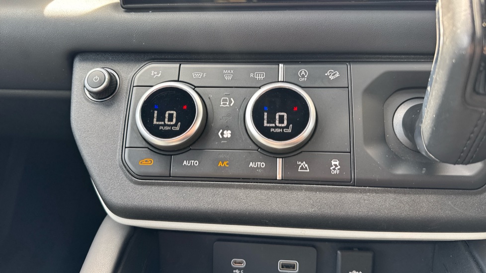 Land Rover Defender 3.0 D250 HSE 110 5dr Auto [6 Seat] Diesel Estate - Image 53