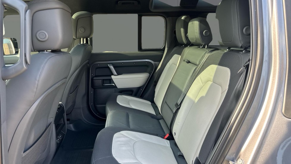 Land Rover Defender 3.0 D300 X-Dynamic HSE 110 5dr Auto Diesel Estate - Image 4