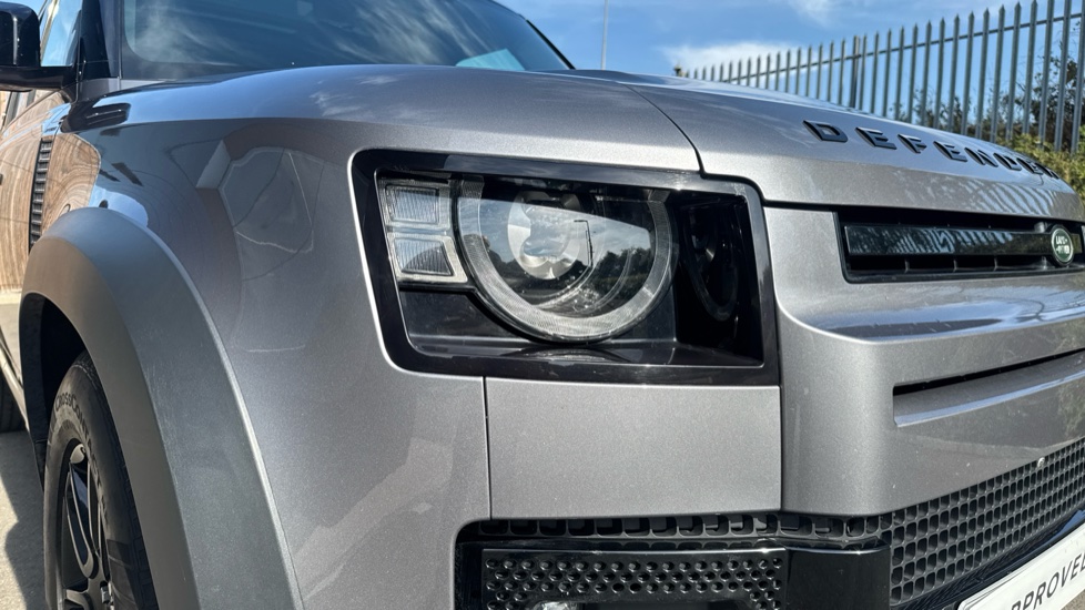 Land Rover Defender 3.0 D300 X-Dynamic HSE 110 5dr Auto Diesel Estate - Image 17