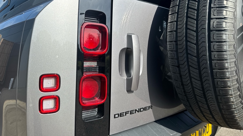 Land Rover Defender 3.0 D300 X-Dynamic HSE 110 5dr Auto Diesel Estate - Image 19