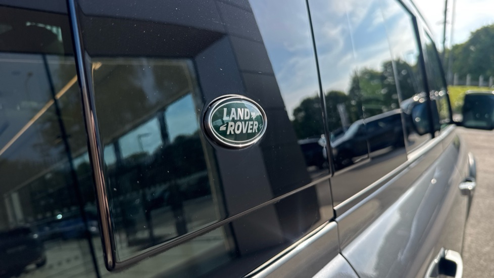 Land Rover Defender 3.0 D300 X-Dynamic HSE 110 5dr Auto Diesel Estate - Image 25