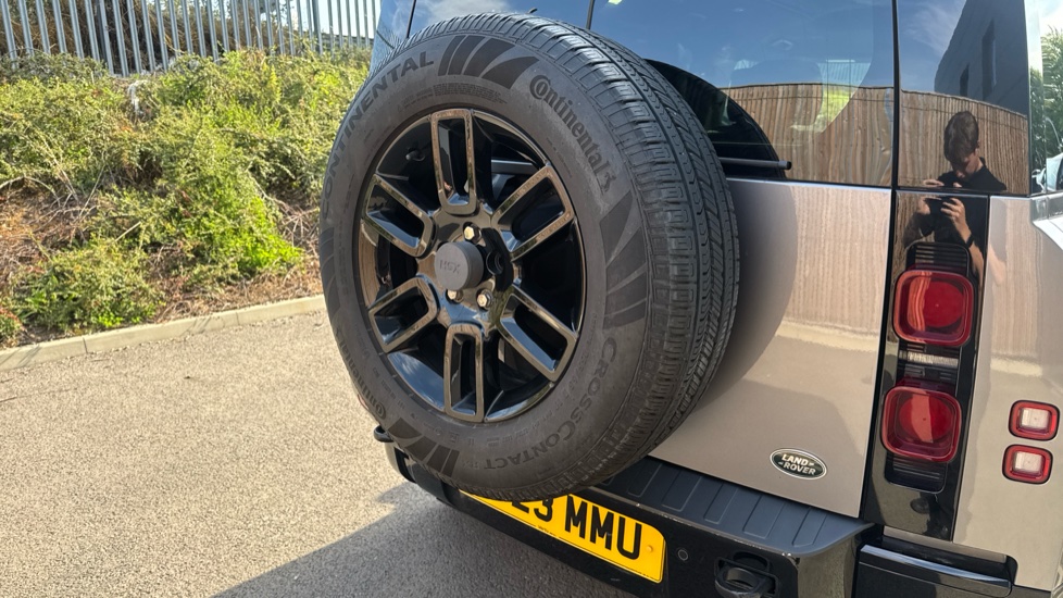 Land Rover Defender 3.0 D300 X-Dynamic HSE 110 5dr Auto Diesel Estate - Image 26