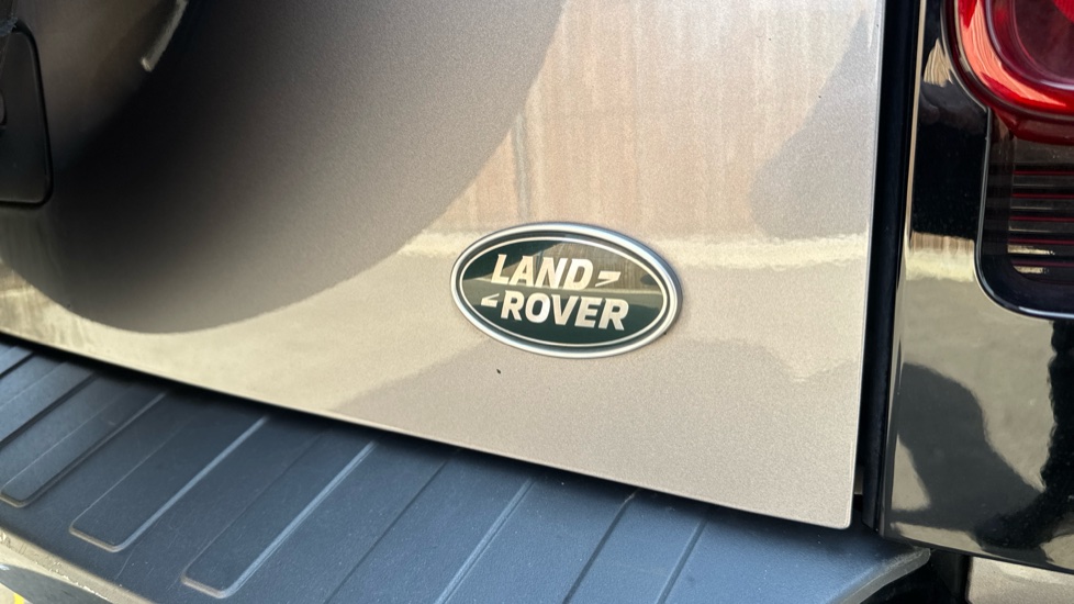 Land Rover Defender 3.0 D300 X-Dynamic HSE 110 5dr Auto Diesel Estate - Image 27