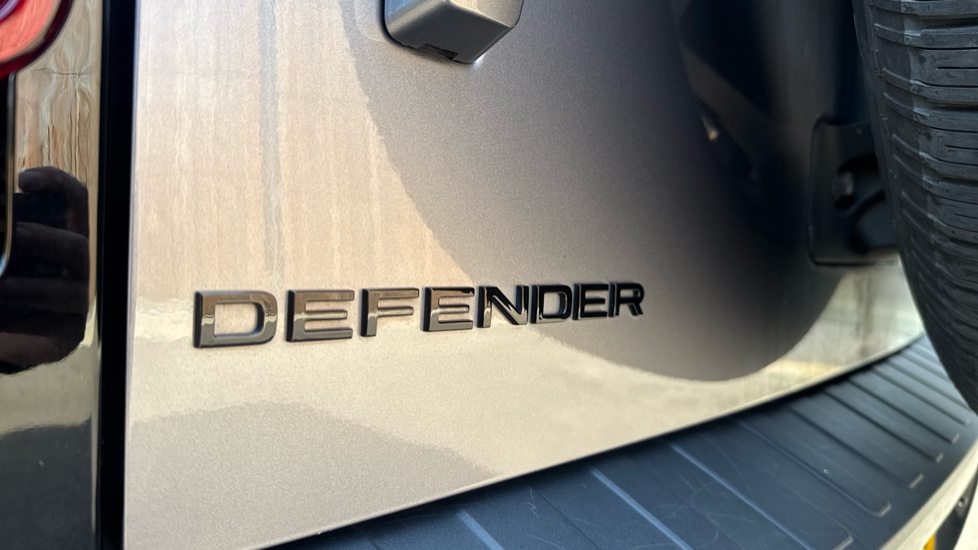 Land Rover Defender 3.0 D300 X-Dynamic HSE 110 5dr Auto Diesel Estate - Image 29