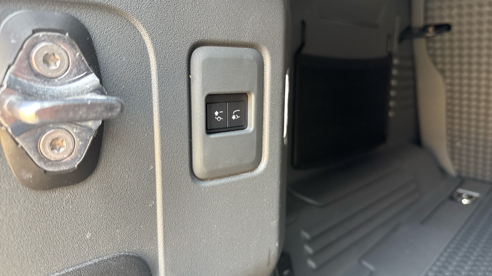 Land Rover Defender 3.0 D300 X-Dynamic HSE 110 5dr Auto Diesel Estate - Image 30