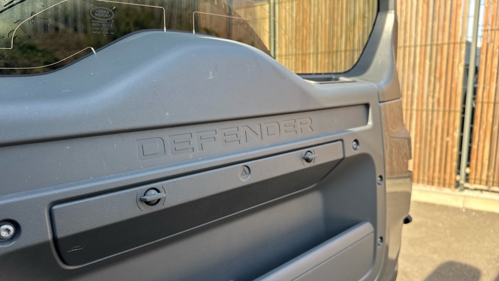 Land Rover Defender 3.0 D300 X-Dynamic HSE 110 5dr Auto Diesel Estate - Image 31