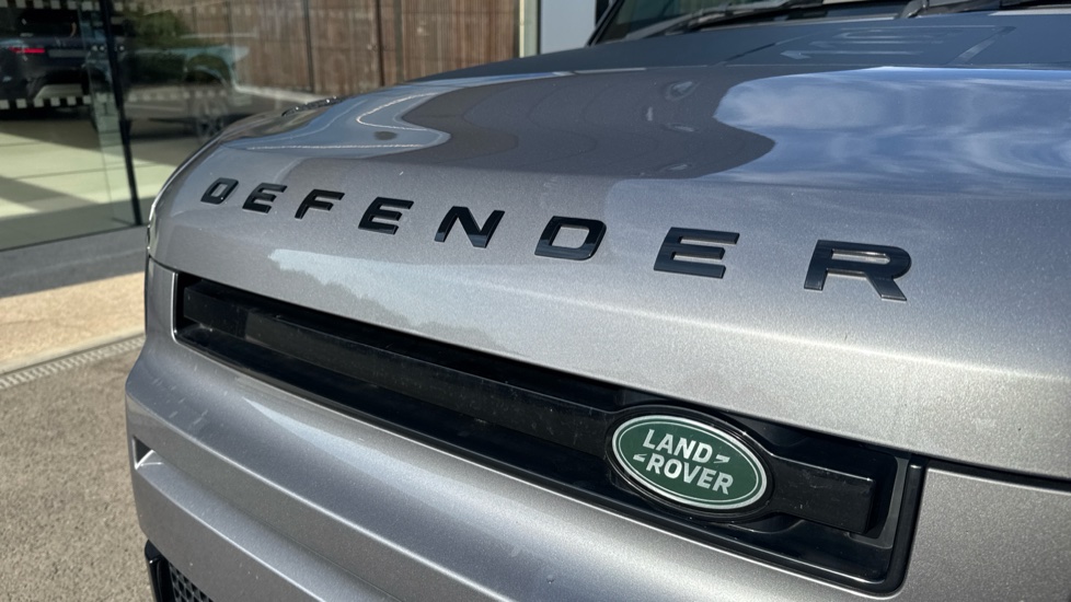 Land Rover Defender 3.0 D300 X-Dynamic HSE 110 5dr Auto Diesel Estate - Image 37