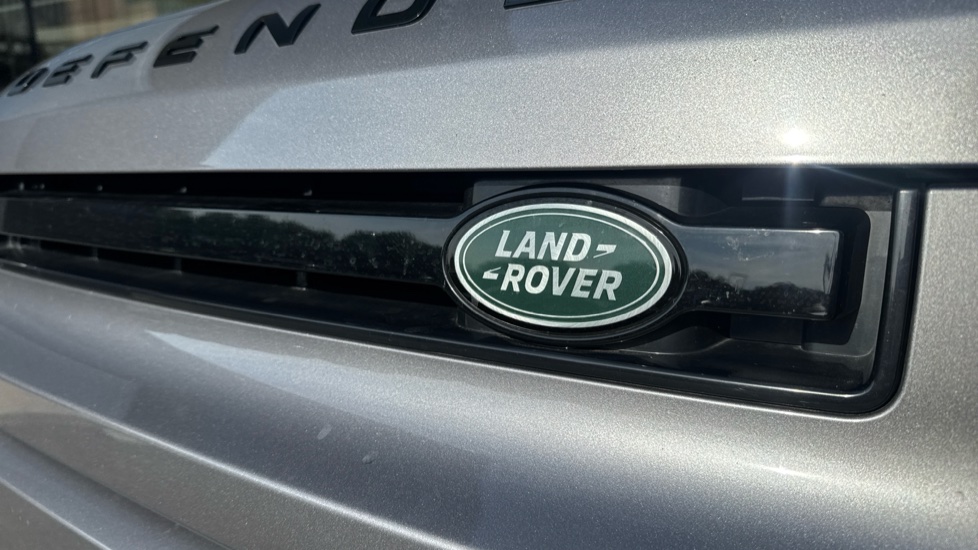 Land Rover Defender 3.0 D300 X-Dynamic HSE 110 5dr Auto Diesel Estate - Image 38