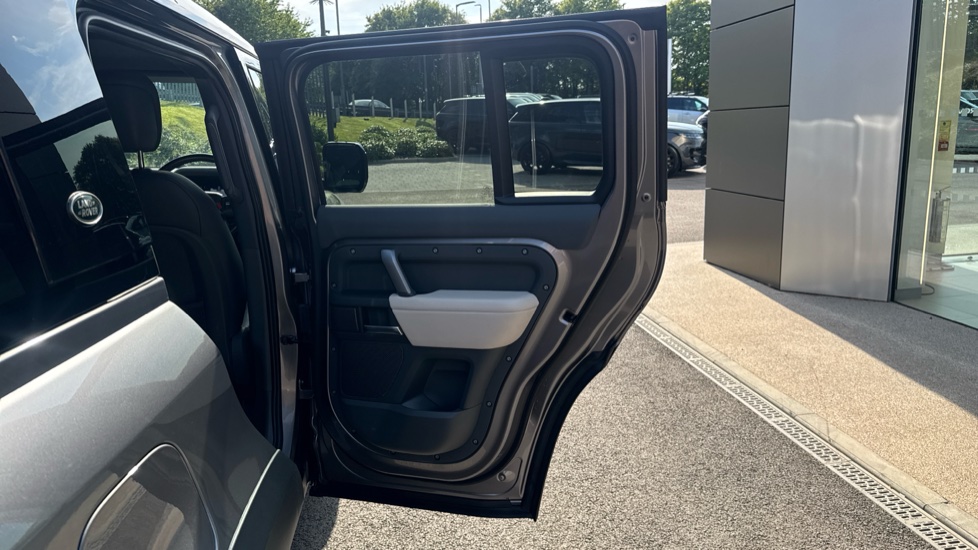 Land Rover Defender 3.0 D300 X-Dynamic HSE 110 5dr Auto Diesel Estate - Image 41