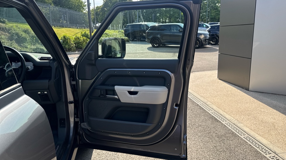 Land Rover Defender 3.0 D300 X-Dynamic HSE 110 5dr Auto Diesel Estate - Image 43