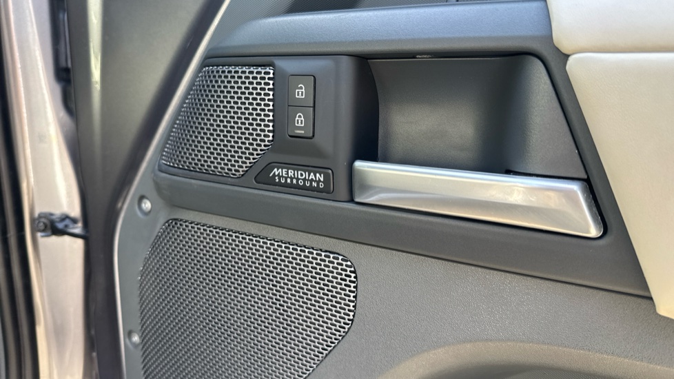 Land Rover Defender 3.0 D300 X-Dynamic HSE 110 5dr Auto Diesel Estate - Image 44