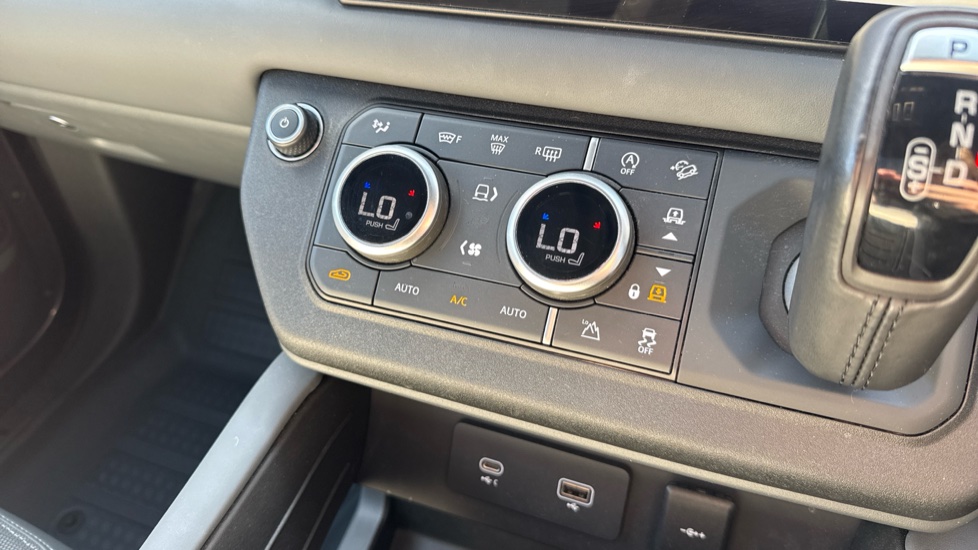 Land Rover Defender 3.0 D300 X-Dynamic HSE 110 5dr Auto Diesel Estate - Image 54