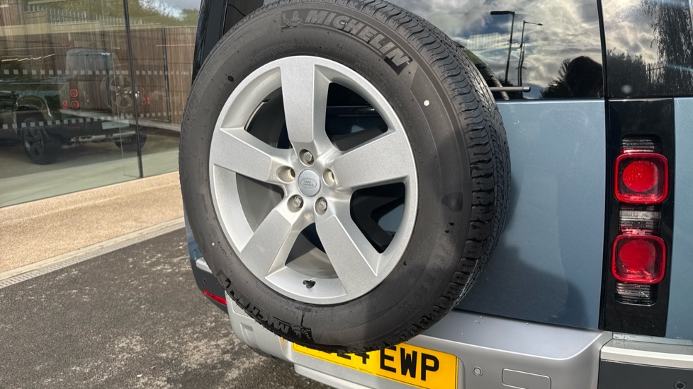 Land Rover Defender 3.0 D250 HSE 90 3dr Auto [6 Seat] Diesel Estate - Image 34