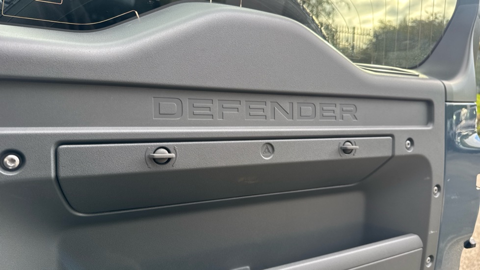 Land Rover Defender 3.0 D250 HSE 90 3dr Auto [6 Seat] Diesel Estate - Image 38