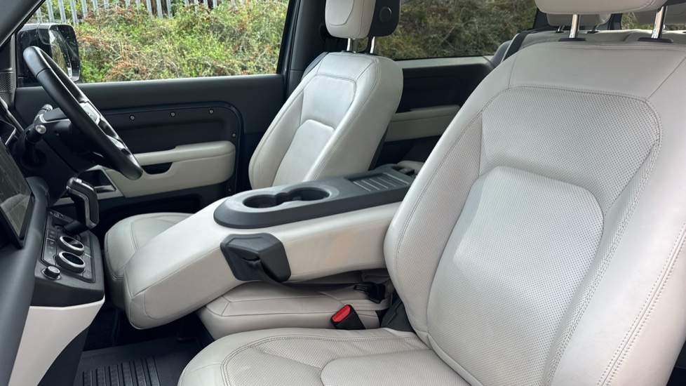 Land Rover Defender 3.0 D250 HSE 90 3dr Auto [6 Seat] Diesel Estate - Image 42