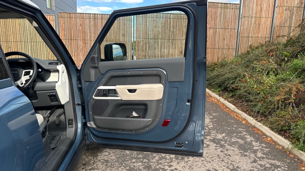 Land Rover Defender 3.0 D250 HSE 90 3dr Auto [6 Seat] Diesel Estate - Image 43