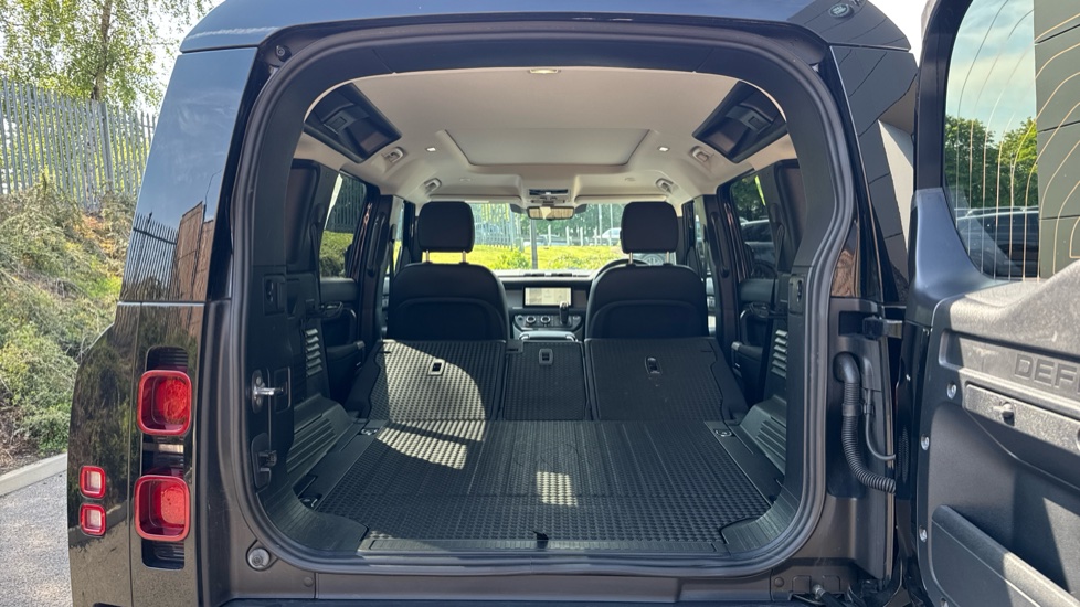 Land Rover Defender 3.0 D250 XS Edition 110 5dr Auto Diesel Estate - Image 10