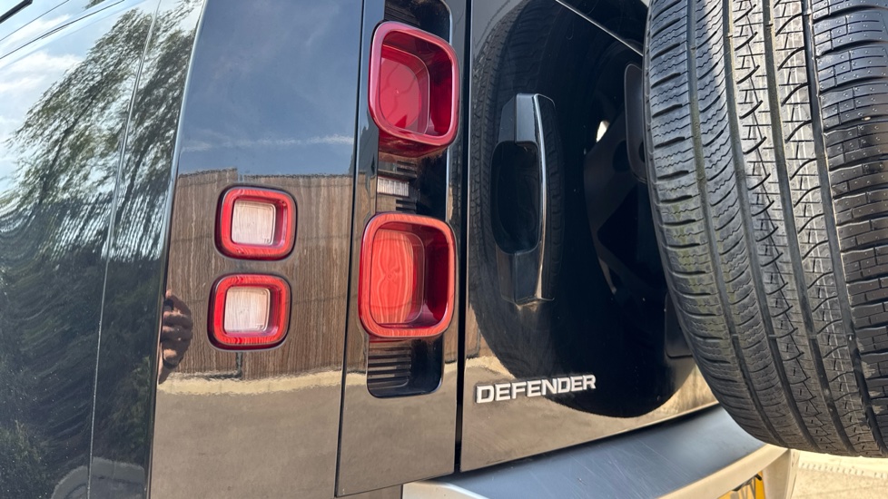Land Rover Defender 3.0 D250 XS Edition 110 5dr Auto Diesel Estate - Image 19