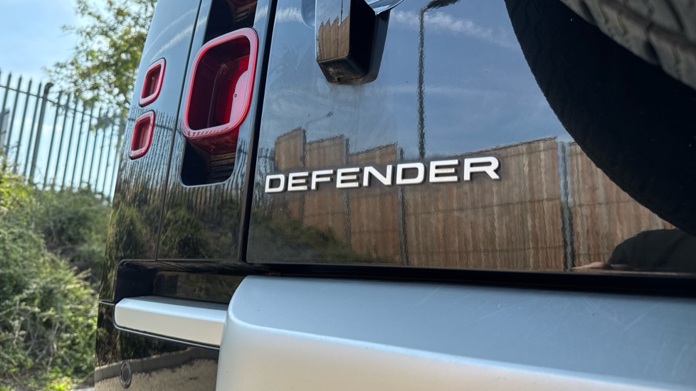 Land Rover Defender 3.0 D250 XS Edition 110 5dr Auto Diesel Estate - Image 28
