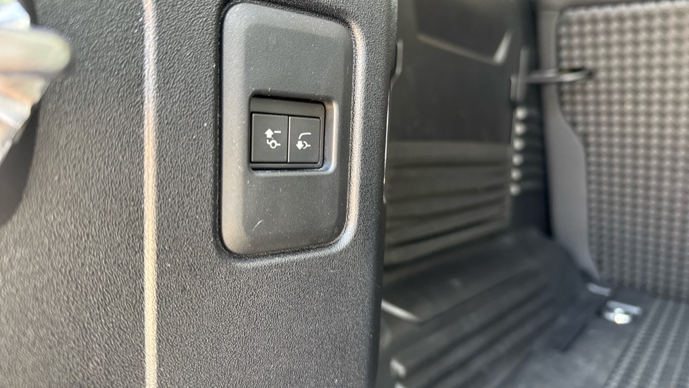 Land Rover Defender 3.0 D250 XS Edition 110 5dr Auto Diesel Estate - Image 30