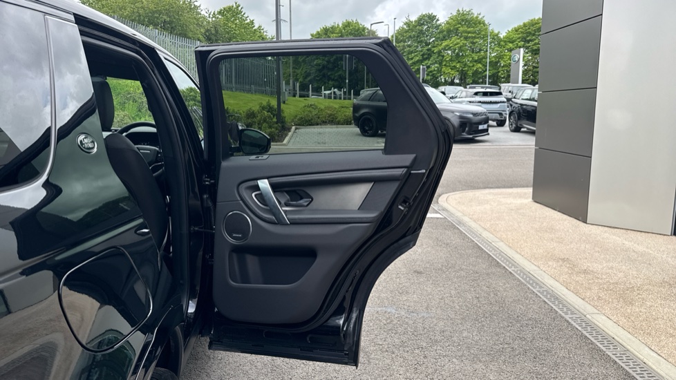 Land Rover Discovery Sport 2.0 D200 Dynamic SE 5dr Auto [5 Seat] Diesel Station Wagon - Image 38