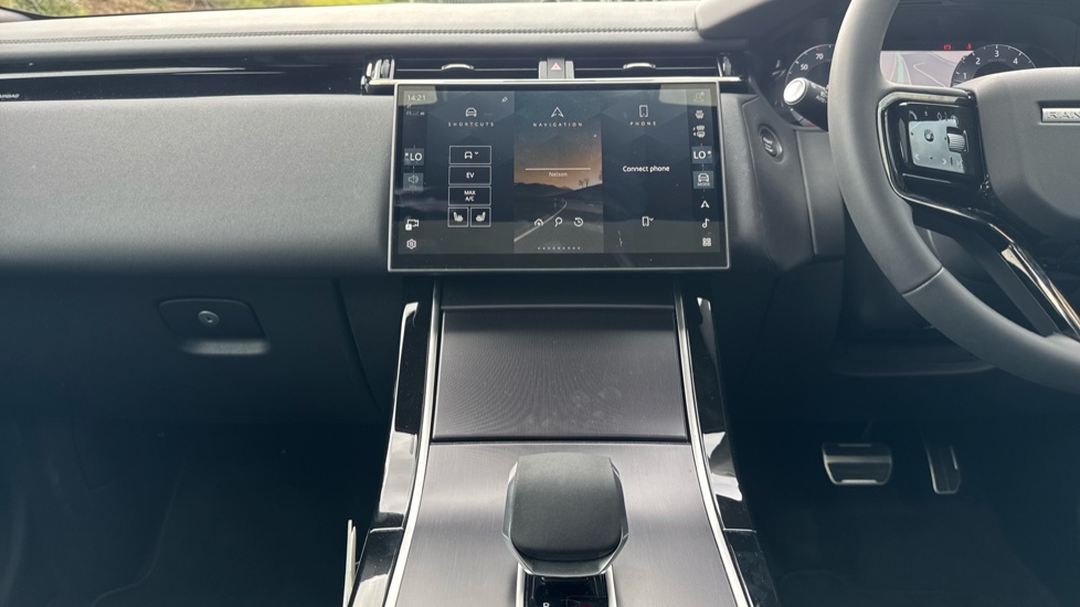 Land Rover Range Rover Velar 2.0 P400e Dynamic SE 5dr Auto Estate - Image 14