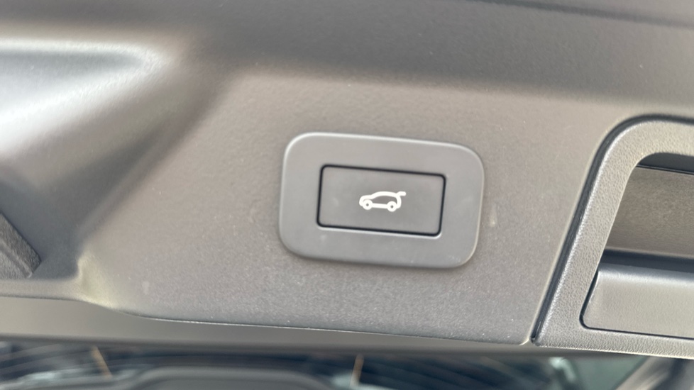 Land Rover Range Rover Velar 2.0 P400e Dynamic SE 5dr Auto Estate - Image 29