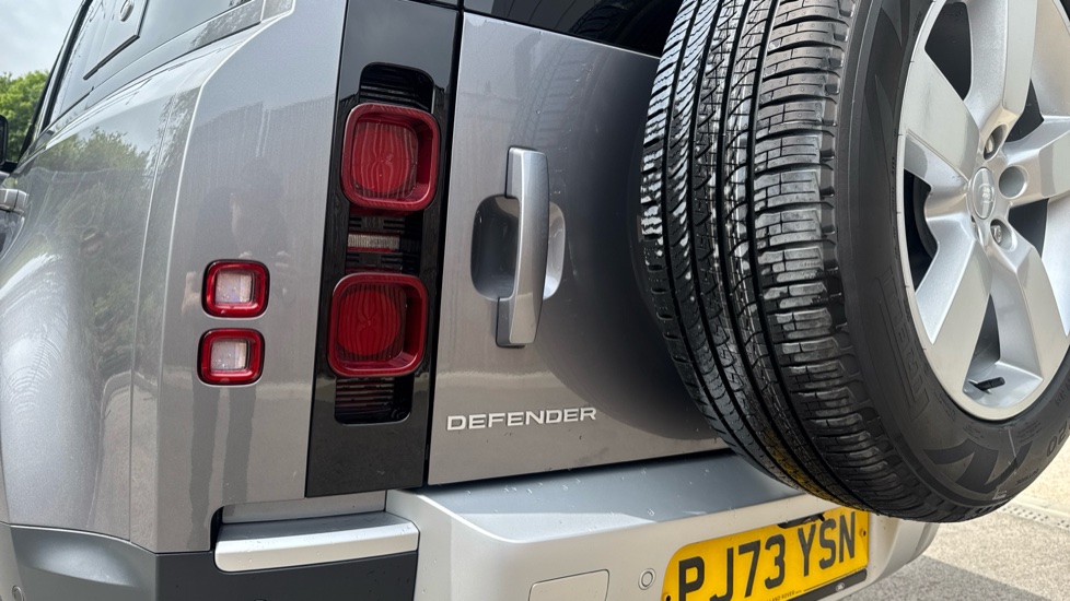 Land Rover Defender 3.0 D250 HSE 110 5dr Auto Diesel Estate - Image 19