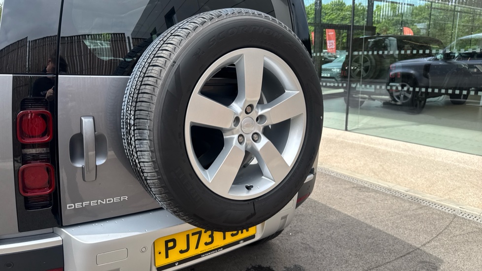 Land Rover Defender 3.0 D250 HSE 110 5dr Auto Diesel Estate - Image 25