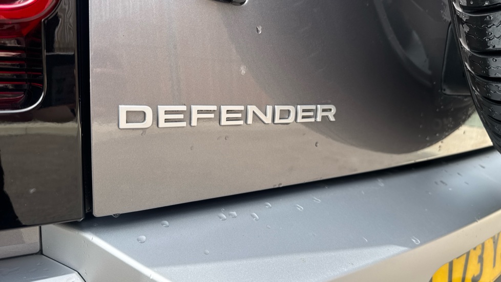 Land Rover Defender 3.0 D250 HSE 110 5dr Auto Diesel Estate - Image 26