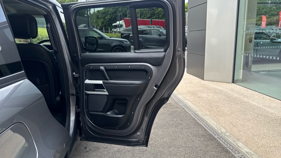 Land Rover Defender 3.0 D250 HSE 110 5dr Auto Diesel Estate - Image 39