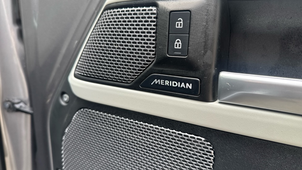 Land Rover Defender 3.0 D250 HSE 110 5dr Auto Diesel Estate - Image 42