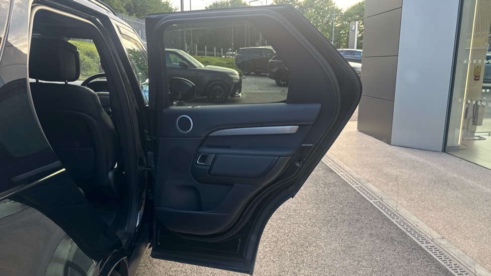 Land Rover Discovery 3.0 D350 Dynamic HSE 5dr Auto Diesel Station Wagon - Image 37