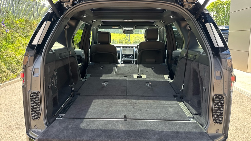 Land Rover Discovery 3.0 D350 Dynamic HSE 5dr Auto Diesel Station Wagon - Image 10