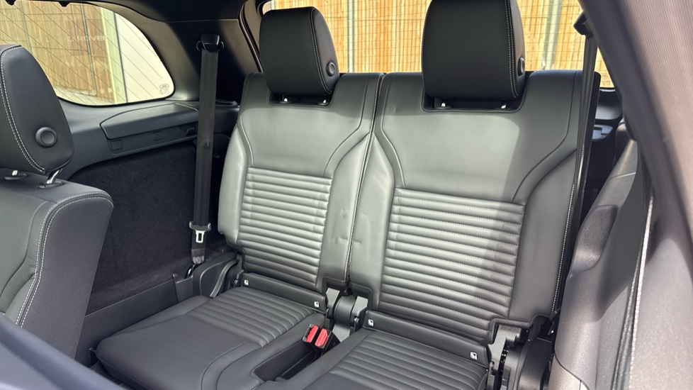 Land Rover Discovery 3.0 D350 Dynamic HSE 5dr Auto Diesel Station Wagon - Image 41