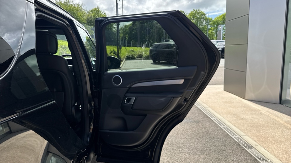 Land Rover Discovery 3.0 D350 Dynamic HSE 5dr Auto Diesel Station Wagon - Image 42
